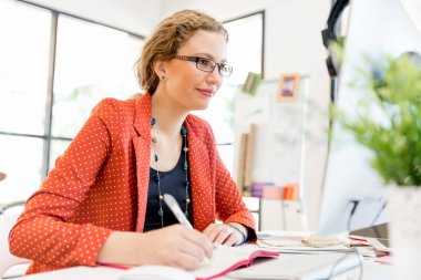 Görevdeki genç bayan.