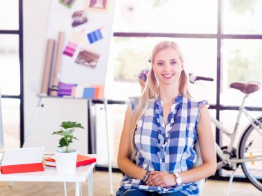 Genç bayan ofiste çalışıyor.