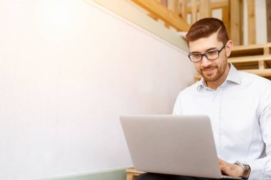 Office merdivenlerde oturan genç adam portresi