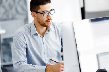 Masa başında oturan erkek ofis çalışanı