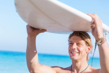 Dalgalar vurmak hazır