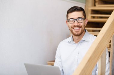 Office merdivenlerde oturan genç adam portresi