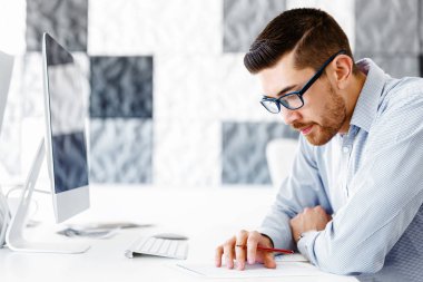 Masa başında oturan erkek ofis çalışanı