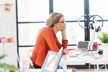 Görevdeki genç bayan.