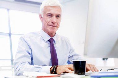 Başka bir office gün bilgisayar önünde