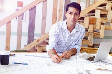 Genç adam mimar ofis