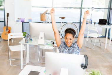 Afro-Amerikan ofis çalışanı iş içinde oturan gülümseyen portresi