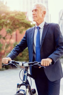 Başarılı bir iş adamı binicilik bisiklet