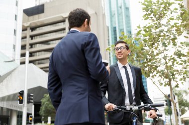 İki genç işadamları ile bir bisiklet şehir merkezinde