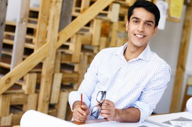 Genç adam mimar ofis