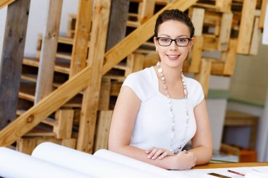 Genç kadın mimar ofis