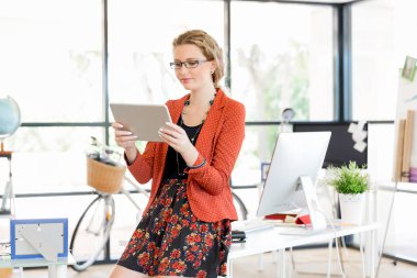 Görevdeki genç bayan.