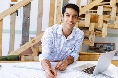 Genç adam mimar ofis