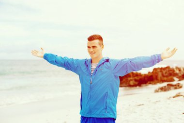 Silah spor giyim ile genç adam uzanmış