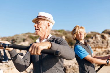 Yaşlı adam torunuyla balık tutuyor.