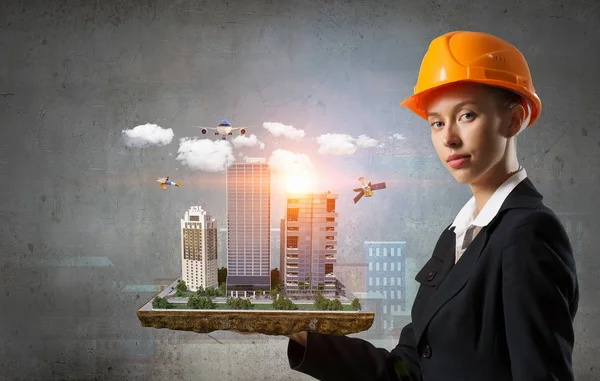 Kadın sunan inşaat projesi. Karışık teknik