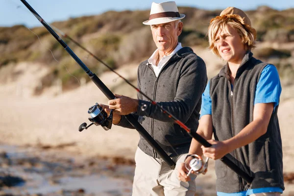 Yaşlı adam torunuyla balık tutuyor.