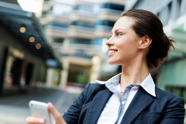 Retrato de mujer de negocios sonriendo al aire libre — Foto de Stock