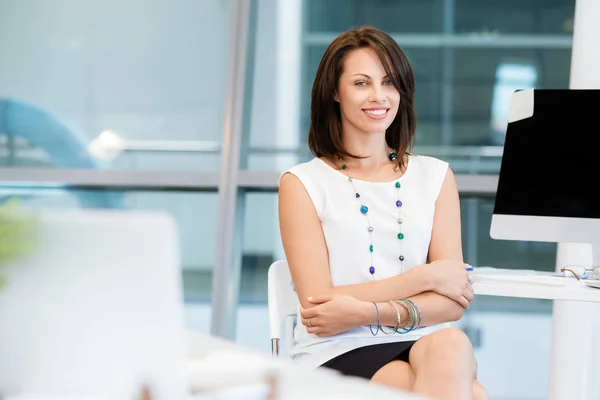 Femme d'affaires réussie moderne — Photo