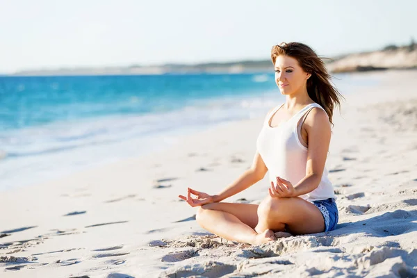 Mujer joven relajándose en la playa — Foto de Stock