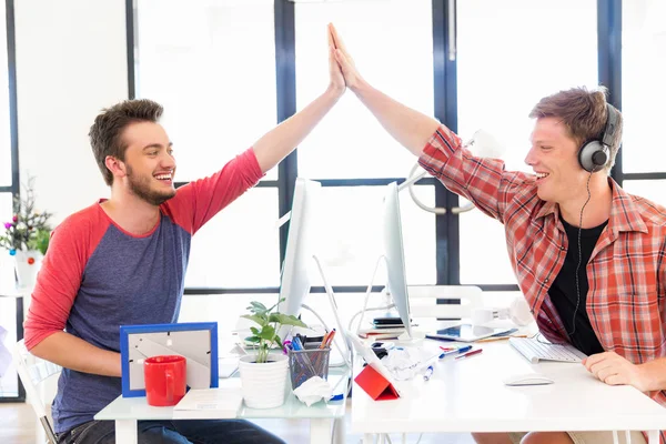 Dos jóvenes en la oficina aplaudiendo — Foto de Stock