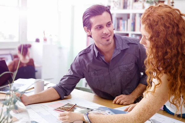 Ofisteki iki genç mimar