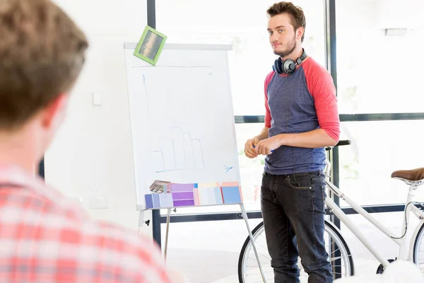 Casual zakenman geven van een presentatie in het kantoor — Stockfoto