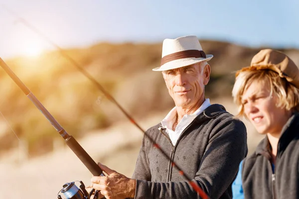 Yaşlı adam torunuyla balık tutuyor.