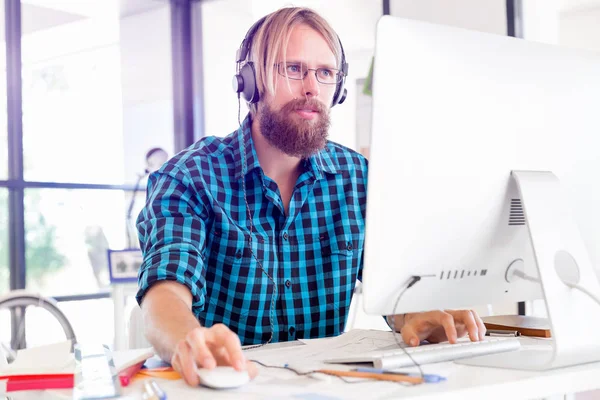 Junger Mann arbeitet im Büro — Stockfoto