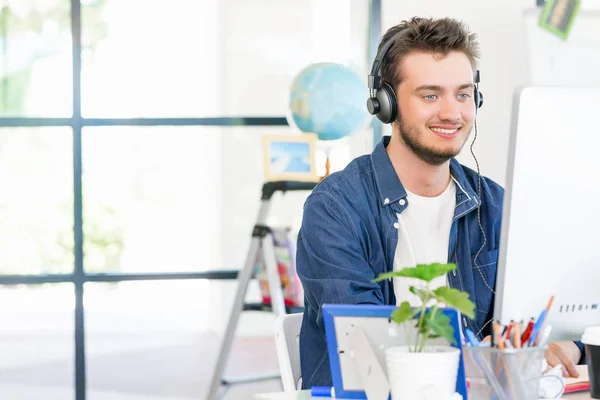 Junger Mann arbeitet im Büro — Stockfoto