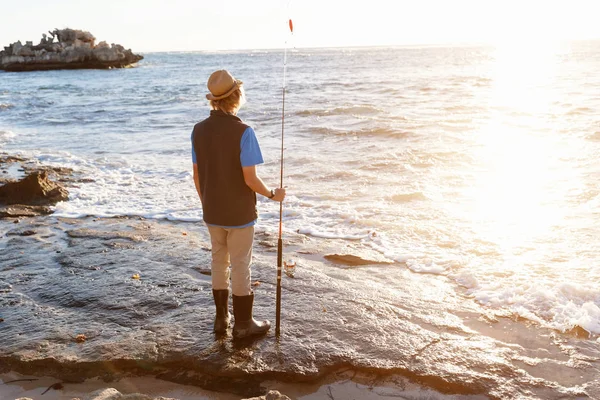 Adolescente menino pesca no mar — Fotografia de Stock