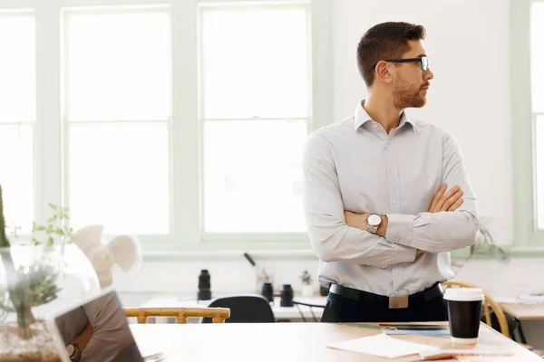 Jonge man in Office — Stockfoto