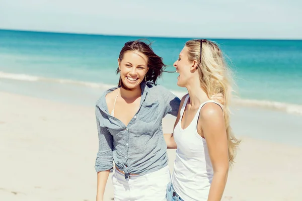 Mulheres amigas na praia — Fotografia de Stock