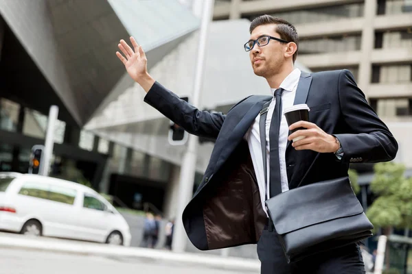 Genç işadamı için bir taksi yağıyor