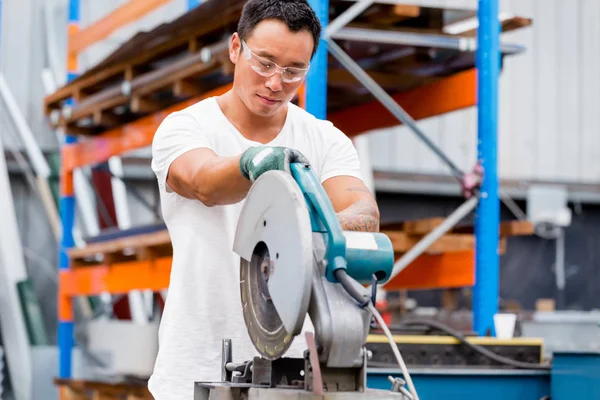 Aziatische werknemer in fabriek op de werkvloer — Stockfoto