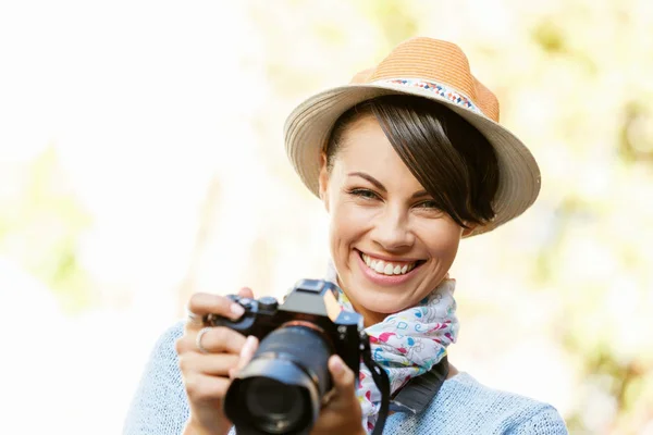 Outdoor-Sommer lächelnden Lifestyle-Porträt der hübschen jungen Frau mit Kamera — Stockfoto