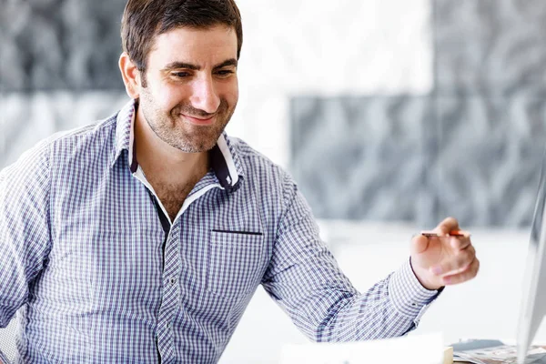 Hombre guapo trabajador en la oficina — Foto de Stock