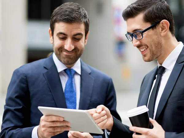 Açık havada konuşurken iki iş adamları