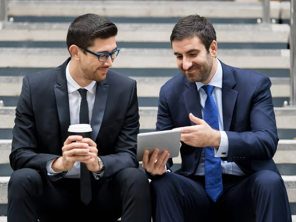 Açık havada konuşurken iki iş adamları