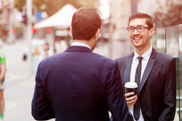Dos hombres de negocios hablando al aire libre —  Fotos de Stock