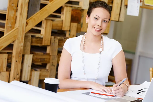 Görevdeki genç bayan.