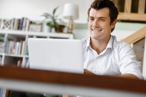 Jonge zakenman in functie — Stockfoto