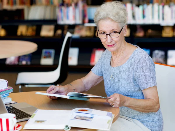 Haar tijd met nieuwe boeken — Stockfoto