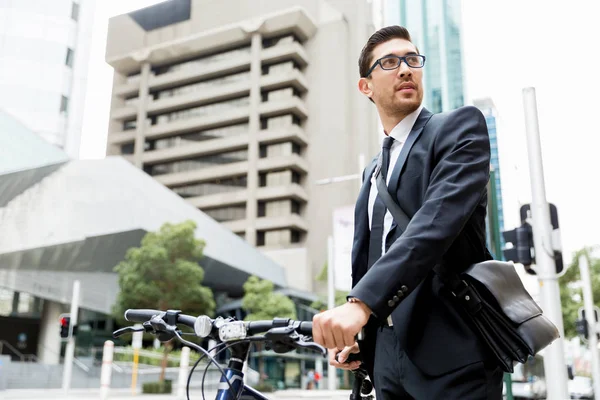 Jonge zakenmensen met een fiets — Stockfoto