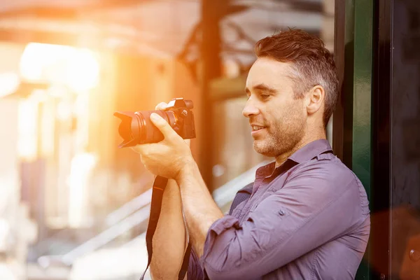 Male photographer taking picture — Stock Photo, Image