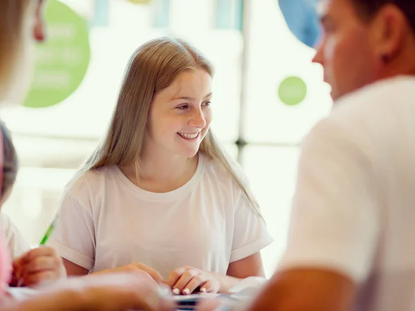 Teenager Mädchen mit Büchern — Stockfoto