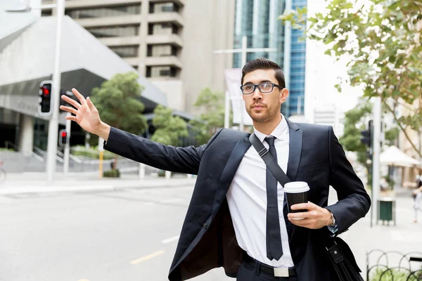 Jóvenes hombres de negocios pidiendo un taxi — Foto de Stock