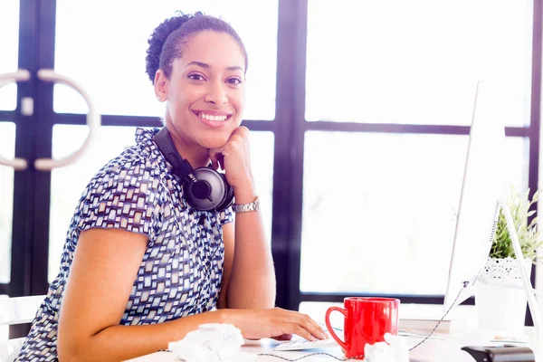Afro-Amerikan ofis çalışanı iş içinde gülümseyen portresi — Stok fotoğraf