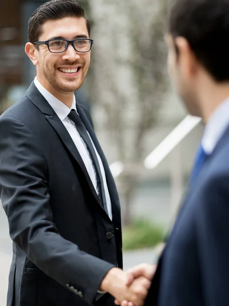 Två affärsmän skaka händerna — Stockfoto