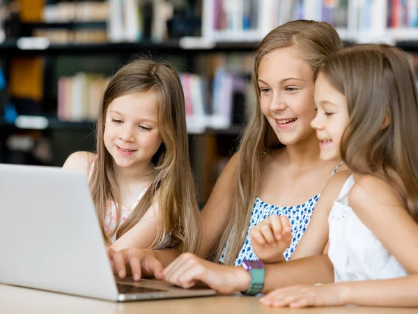 Technologie in de bibliotheek — Stockfoto